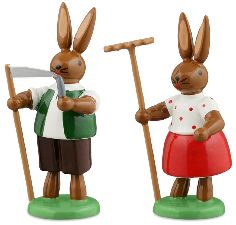 Osterhasenpaar mit Rechen und Sense