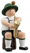 Bayernmusikant, sitzend mit Saxophon